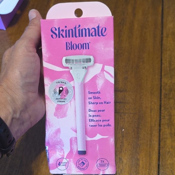 Skintimate Bloom Razor in Pink - Picture 1 of 5